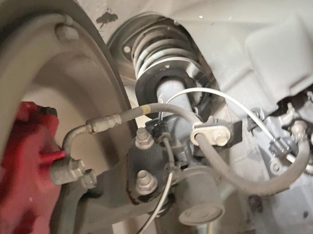 お車を安心してお乗りいただく為には、足回りの定期点検が欠かせません。サービスサポート（有償保証）では無料点検もご提供しており、安心のカーライフをお過ごしいただけるサポート体制が整っています。