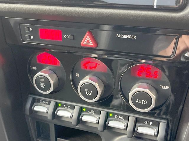 【左右独立型フルオートエアコン】運転席と助手席でそれぞれお好みの温度に設定可能。同乗者にも配慮した、快適な空調をお届け致します。