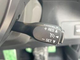 【クルーズコントロール】高速道路もラクラク走行。アクセルを離しても一定速度で走行ができ、長距離運転時の負担を軽減！加速・減速も簡単なスイッチ操作で調整できます。