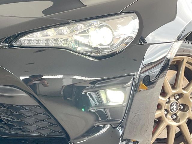 【LEDヘッドライト】悪天候や夜間走行時も良好な視界を確保し安心して運転できる高輝度LEDヘッドライトを装備！点灯速度が早く、消費電力も抑えられています。