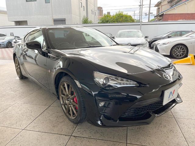 大好評のボディコーティング「弾スプラッシュコート」もご納車までに施工可能。通常のガラスコートと異なる、耐久年数6年の無機質ガラスコーティングが、ボディをキレイな状態に保ってくれます。