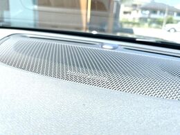【harman　kardon】ハーマンカードンのHi-Fiスペシャリストと共に、モデル別に開発・設計された専用チューニングが臨場感溢れる音響空間を実現しています。