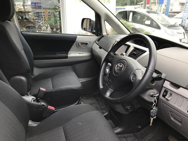 内装です。ブラックのインテリアとシートが広がります。内外装ともに統一感のあるカラーです。車内にはWAA/C機能を搭載しています。