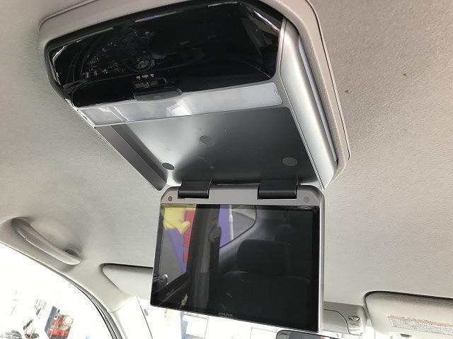 天井にはリアモニター（アルパイン10.2型）付きです。車内でDVD映像の再生が可能です。