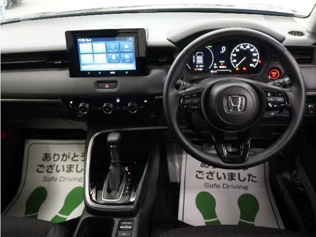 とても握りやすいステアリング！運転手の気持ちがそのまま伝わるかのような反応をしてくれます！小物入れや各ボタンの配置にこだわり、とても使いやすいです ！視認性も良好なのでロングドライブもお任せ下さい！