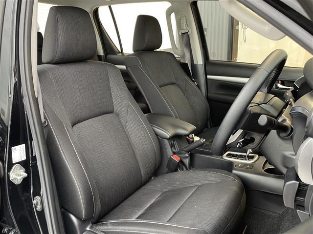 【運転席】座り心地が良いシートなので長時間の運転でも快適にお過ごしいただけます。新品のフロアマットのご注文も可能です。掲載箇所以外にご希望の写真がございましたらお気軽にお問い合わせ下さい。