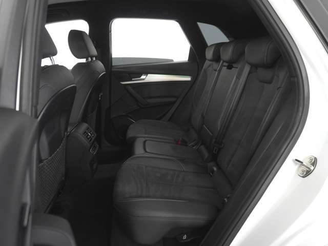 各モデルの情報がインプットされた専用テスターで過去の細かな不具合を確認し、モデルの各部位ごとに専用スペシャルツールを用いて整備します。