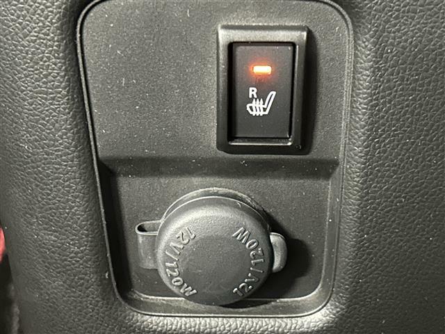 【シートヒーター】スイッチを入れると数十秒で座席が温かくなります。エアコンとは違い、身体と密着しているシートが温まるので、冬場には嬉しい装備です！
