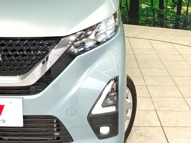 【LEDヘッドライト】悪天候や夜間走行時も良好な視界を確保し安心して運転できる高輝度LEDヘッドライトを装備！点灯速度が早く、消費電力も抑えられています。