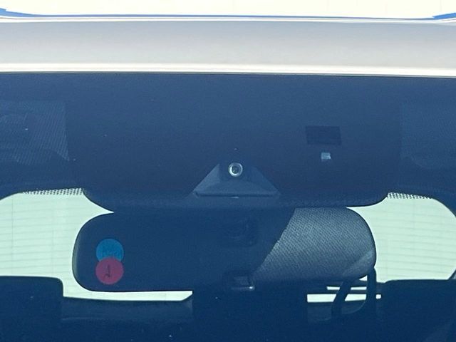 【三菱e-Assist】走行中に前方の車両等を認識し、衝突しそうな時は警報とブレーキで衝突回避と被害軽減をアシスト。より安全にドライブをお楽しみいただけます。
