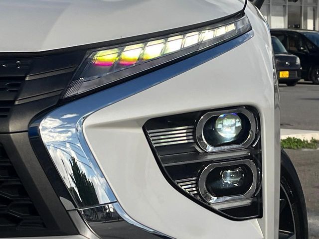 【LEDヘッドライト】悪天候や夜間走行時も良好な視界を確保し安心して運転できる高輝度LEDヘッドライトを装備！点灯速度が早く、消費電力も抑えられています。