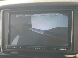 【バックカメラ】駐車時に後方がリアルタイム映像で確認できます。大型商業施設や立体駐車場での駐車時や、夜間のバック時に大活躍！運転スキルに関わらず、今や必須となった装備のひとつです！