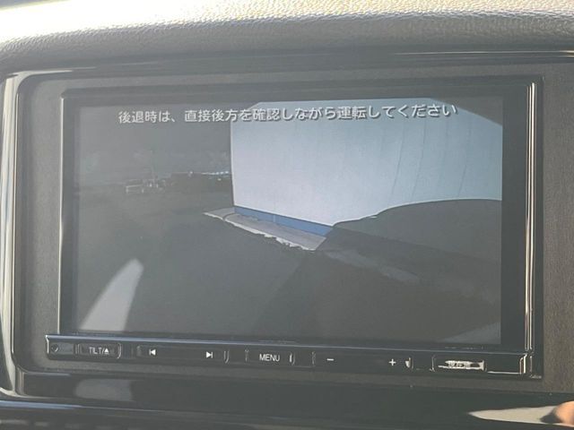 【バックカメラ】駐車時に後方がリアルタイム映像で確認できます。大型商業施設や立体駐車場での駐車時や、夜間のバック時に大活躍！運転スキルに関わらず、今や必須となった装備のひとつです！
