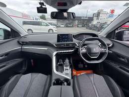 【室内】コックピット。車内もキレイで嫌な臭いもありません！ご納車後の臭いが付きにくくなる「空気触媒コーティング」もあります。