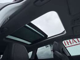 【サンルーフ】開放感たっぷりの希少装備、サンルーフが装着されています！車内に明かりを取り入れたり景色を楽しむ以外にも、車内の空気も簡単に換気できて快適です！