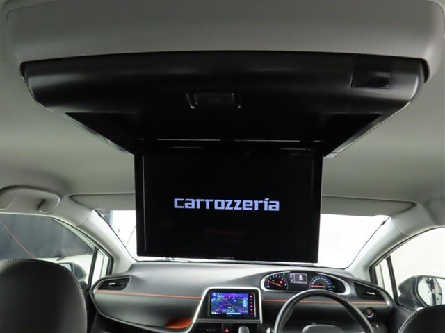 後席モニター装備：セカンドシート・サードシートにご乗車の方は、ドライブ中も天井部についているモニターでTV・DVD等をお楽しみ下さい♪♪使用しない時は、画面を天井部分に格納できます！