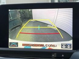 【バックカメラ】駐車時に後方がリアルタイム映像で確認できます。大型商業施設や立体駐車場での駐車時や、夜間のバック時に大活躍！運転スキルに関わらず、今や必須となった装備のひとつです！