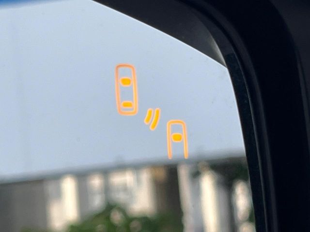 【リヤビークルディティクション】走行中、ドアミラーの死角になりやすい箇所に後続車が接近するとサイドミラー付近に警告を表示、ドライバーに注意喚起と、万一の際はハンドル操作をアシストをします。