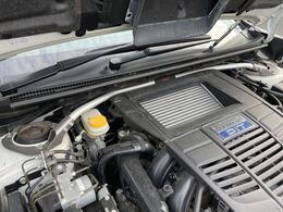 【STIタワーバー】お車の剛性を高めるタワーバーを装備。よりスムーズなコーナリング走行が可能となり、走りも楽しめます。