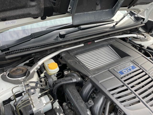 【STIタワーバー】お車の剛性を高めるタワーバーを装備。よりスムーズなコーナリング走行が可能となり、走りも楽しめます。