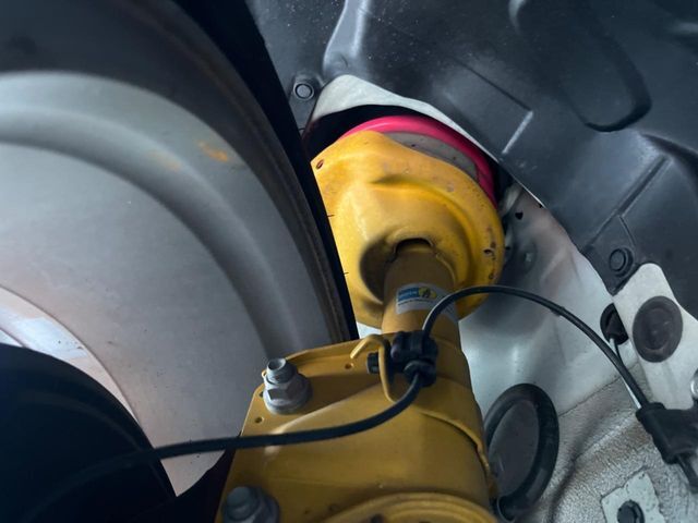 【ビルシュタイン製ダンパー】高速走行時の車両安定性を向上させてくれる人気の装備。街乗りの乗り心地も犠牲にせず、スポーティな走行をお楽しみいただけます♪