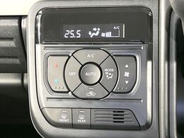 【オートエアコン】一度お好みの温度に設定すれば、車内の温度を検知し風量や温度を自動で調整。暑い…寒い…と何度もスイッチ操作をする必要はありません。快適な車内空間には必須の機能ですね♪