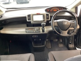 車内は光触媒抗菌消臭施工済です。インパネ周りはスタイリッシュなデザインです。グローブボックスやカップホルダーのほかにトレーなどたくさんの収納スペースが付いています。