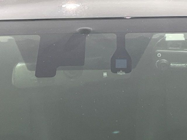 【プリクラッシュセーフティ】前方の車両等を検知し、衝突しそうな時は警報で注意を促し、ブレーキを踏む力をサポート。ブレーキを踏めなかった場合は衝突被害軽減ブレーキが作動、衝突回避をサポートします。