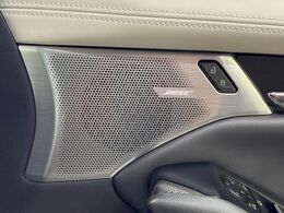 【BOSEサウンドシステム】メーカーオプションの高品位サウンドシステムを搭載。専用のチューニングが施された大小様々なスピーカーから良質なサウンドが奏でられ、臨場感あふれる音響空間を演出します。