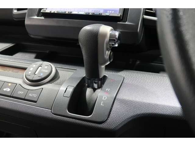 インパネシフトだから視線の移動も少なく足元もスッキリ♪運転席もゆったりしているのでゆとりを持ってドライブできますね！