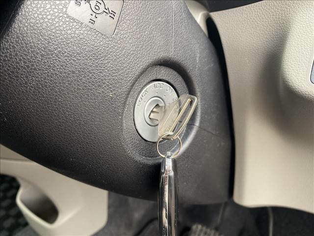 【キーレス】ボタン一つで鍵の開閉が可能です。エンジンをかけ際は鍵を回すタイプになっております。