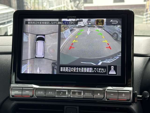 駐車時に後方がリアルタイム映像で確認できます。またパノラミックビューモニターも装備されておりますのでお車の周り全体を見ることもできます！