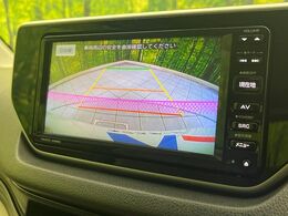 【バックカメラ】駐車時に後方がリアルタイム映像で確認できます。大型商業施設や立体駐車場での駐車時や、夜間のバック時に大活躍！運転スキルに関わらず、今や必須となった装備のひとつです！