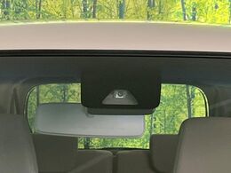 【スマートアシスト】走行中に前方の車両等を認識し、衝突しそうな時は警報とブレーキで衝突回避と被害軽減をアシスト。より安全にドライブをお楽しみいただけます。