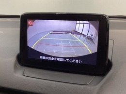 リバースギアに入れるだけで後方の表示へ切り替わります。夜間や雨の日の駐車も楽になりますよ。