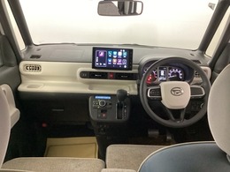 フロントガラスが大きく、ワイドな視界で運転もしやすくなるように設定されています。視認性のよいインパネ周りです。操作スイッチやカップホルダーも使いやすい位置に配置されています。