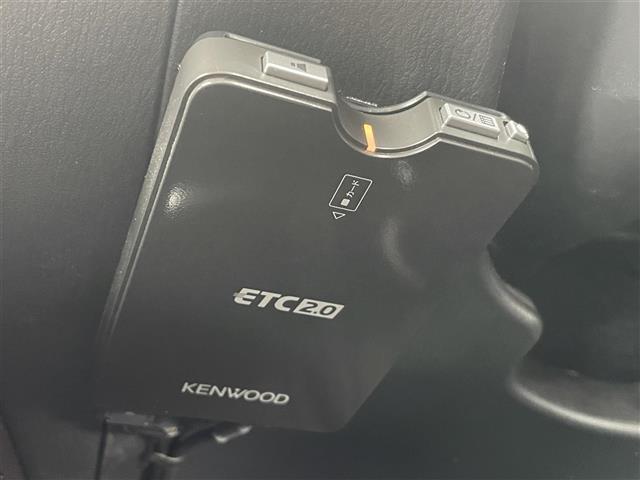 【ETC】有料道路を利用する際に料金所で停止することなく通過できる、ETC車載器（ノンストップ自動料金収受システム機器）が装備されています。セットアップを行うことで利用可能になります。