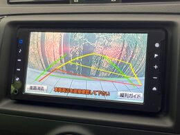 【バックカメラ】駐車時に後方がリアルタイム映像で確認できます。大型商業施設や立体駐車場での駐車時や、夜間のバック時に大活躍！運転スキルに関わらず、今や必須となった装備のひとつです！