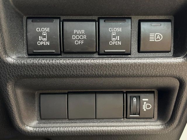 【両側パワースライドドア】スマートキーや運転席のスイッチで後席両側スライドドアの開閉が可能♪電動だから力を入れてドアを開ける必要が無く、小さなお子様でも簡単に開け閉めでき快適です♪