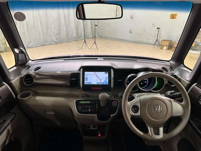 入庫時はスタッフが丁寧に洗車♪ご納車前には更にもう一度仕上げを行います♪オプションでプロによる内装クリーニングや大人気のボディーコーティング、鈑金修理なども格安で承ります。