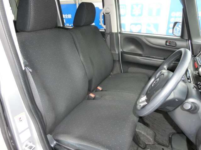 運転席は足元も広く快適です！