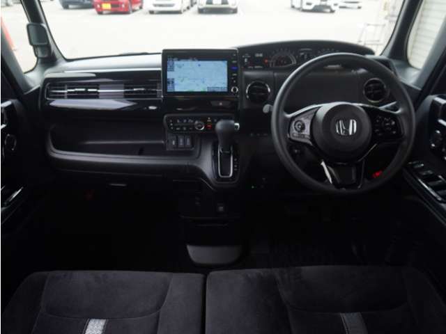 視界広々で非常に運転しやすくロングドライブでも疲れを感じさせないすっきりとまとまったインパネ周りです。
