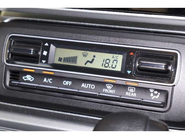 オートエアコンのお車ですので室内の温度をスムーズに調整してくれます♪