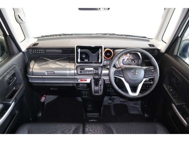 操作性に優れた運転席となります！小物入れや各ボタンの配置にこだわり、使いやすいです！座り心地もよく視認性も良好なのでロングドライブもお任せ下さい！