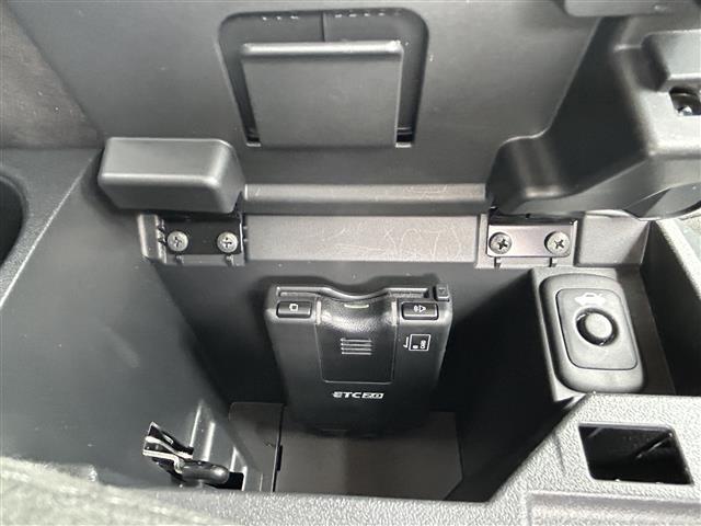 【ETC】有料道路を利用する際に料金所で停止することなく通過できる、ETC車載器（ノンストップ自動料金収受システム機器）が装備されています。セットアップを行うことで利用可能になります。