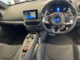 膝まわりや足元にゆとりのスペースを確保した後席。週末の遠出の際にも、ゆったりとした姿勢で快適に過ごせます