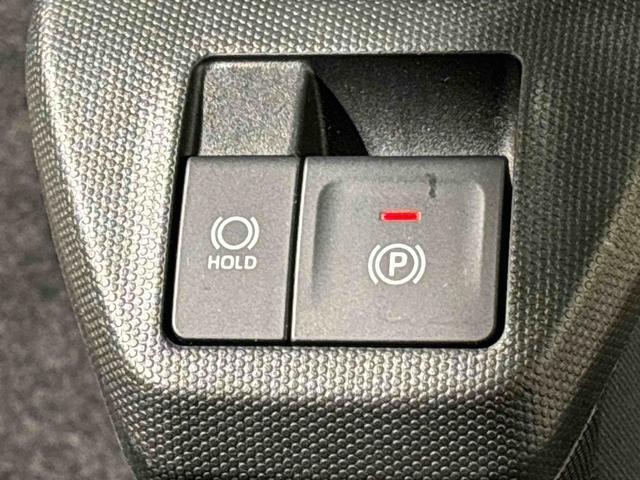 指先だけで簡単に操作が可能な電動パーキングブレーキを採用。「HOLD」スイッチを押すと、渋滞や信号待ちなどでブレーキペダルから足を離しても、ブレーキを保持するので安心です