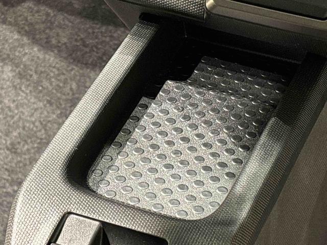 スマートフォンなどがスッキリ置けるセンターコンソールトレイです