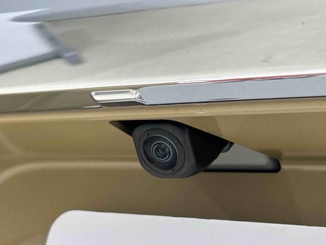 ナビゲーション等を装着した場合にバックするとき後方の安全確認ができるバックカメラが付いてます
