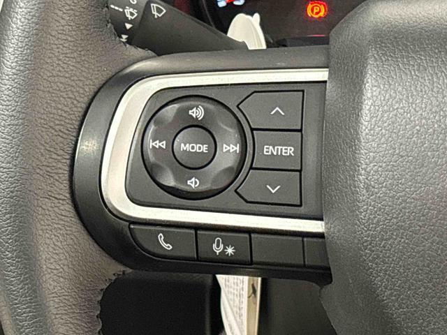 ナビゲーションやオーディオなどを取り付けた場合にはその操作がハンドルの手元でできるステアリングスイッチが付いてます